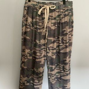 Amaryllis camiflouge lounge pants crops M